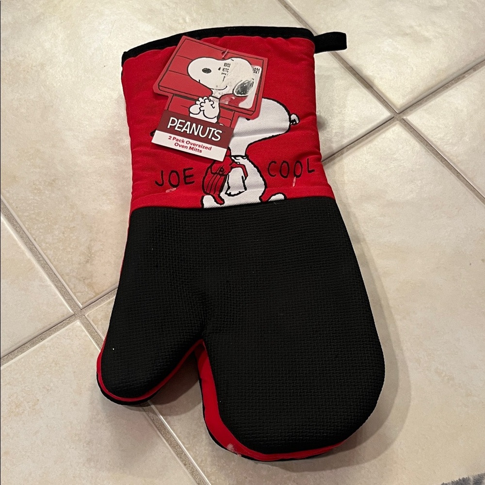 Peanuts Red and Black Joe Cool Mitts(2)